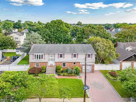 221 Austin St, Lindenhurst, NY 11757