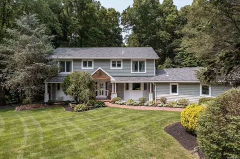 16 Stonywell Ct, Dix Hills, NY 11746