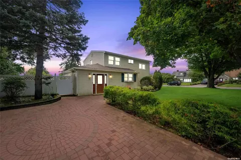 2 Cloister Ln, Hicksville, NY 11801