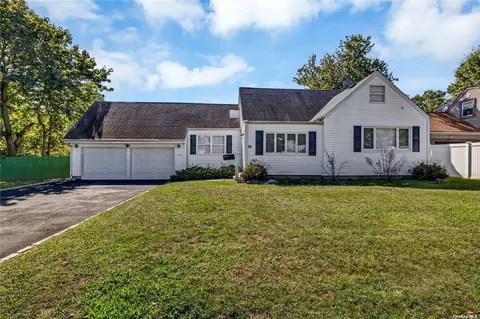 16 Parkside Ln, North Babylon, NY 11703