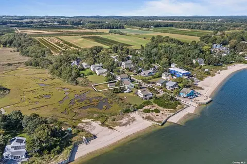 23 Beach Rd, Laurel, NY 11948