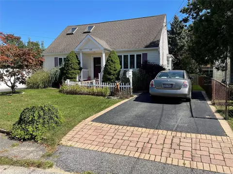518 S 15th St, Lindenhurst, NY 11757