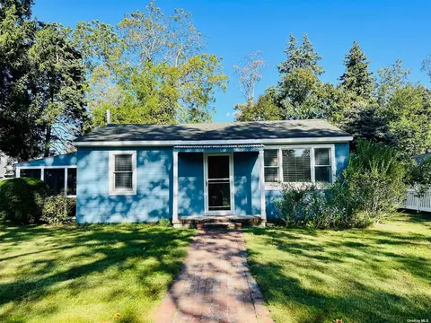 102 Point St, South Jamesport, NY 11970