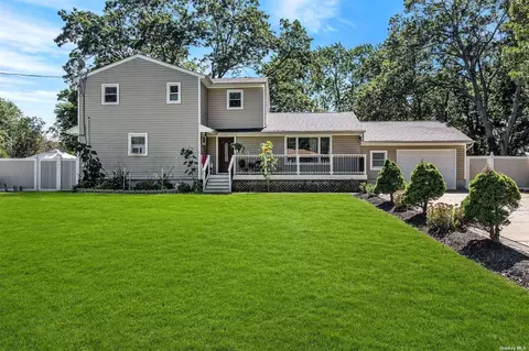70 Willow St, Central Islip, NY 11722