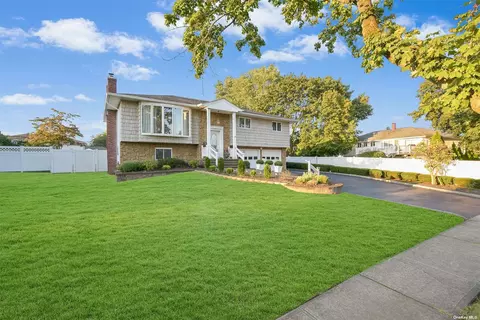 15 Heather Cres, Commack, NY 11725
