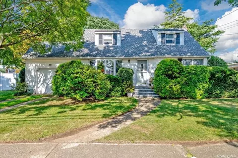 5 Maple Ln, Massapequa Park, NY 11762