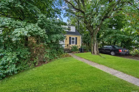 42 Oriole Rd, Levittown, NY 11756