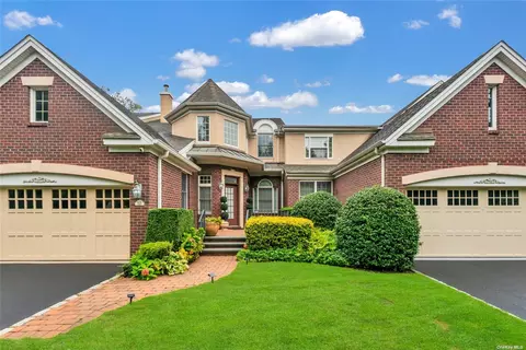 60 Kensington Cir #60, Manhasset, NY 11030