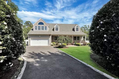 29 Greene Ave, Sayville, NY 11782