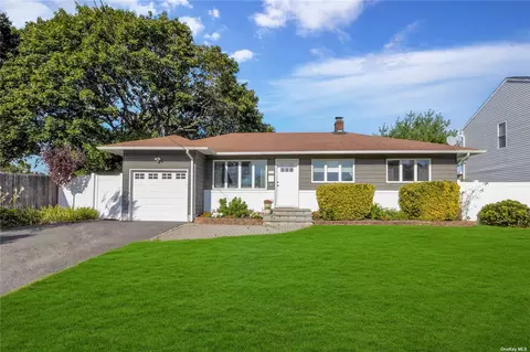 1043 N Clinton Ave, Lindenhurst, NY 11757