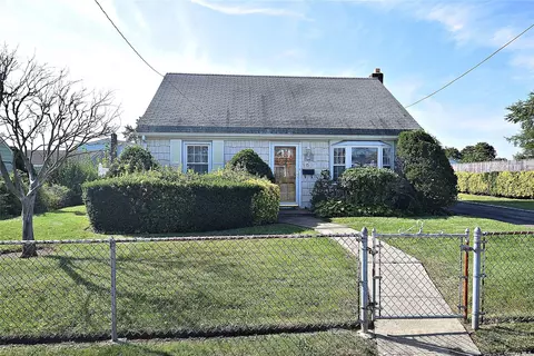 15 Park Cir N, East Farmingdale, NY 11735
