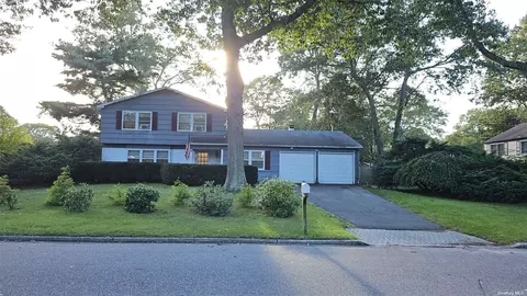 4 Whitney Ln, Coram, NY 11727