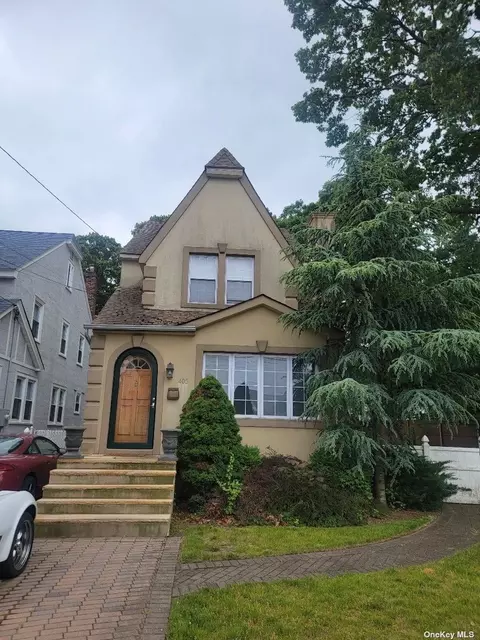 405 Hempstead Dr, West Hempstead, NY 11552