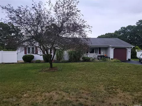 26 Cherry St, Selden, NY 11784