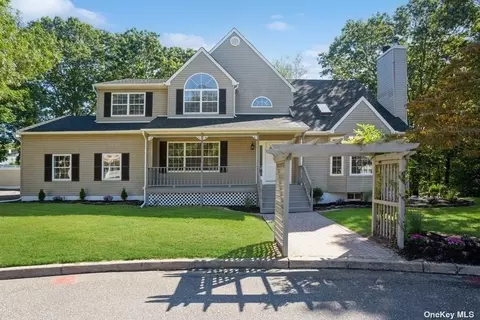 125 5th Ave, Holtsville, NY 11742