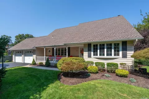 3 Prince Charming Rd, Nesconset, NY 11767