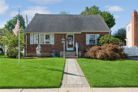 5 Churchill Dr, New Hyde Park, NY 11040