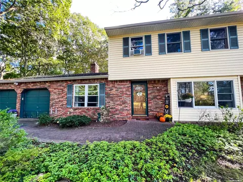 6 Nottingham Ct, Ridge, NY 11961
