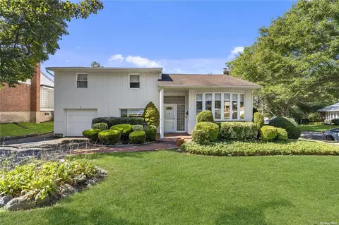 2 Whitlock St, Plainview, NY 11803