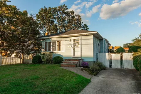636 N Broome Ave, Lindenhurst, NY 11757