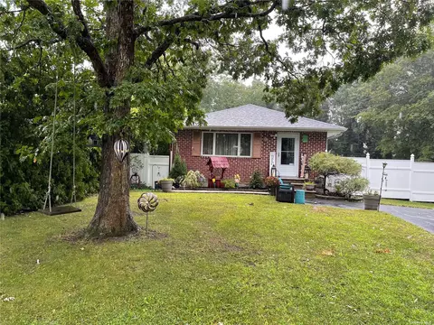 287 S Roberts St, Holbrook, NY 11741