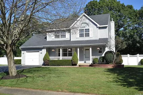 141 Bishop Ln, Holbrook, NY 11741
