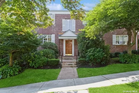 52 Nathan Hale Dr #50A, Huntington, NY 11743