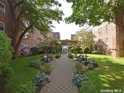 6 Wooleys Ln #B32, Great Neck, NY 11023