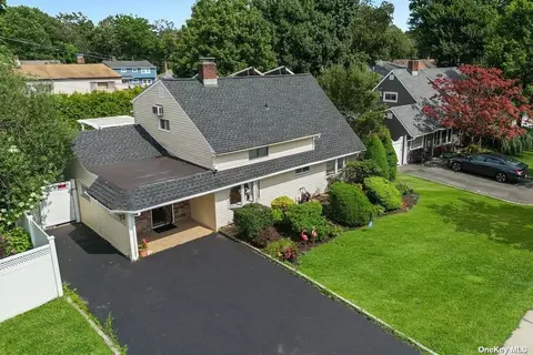 5 Hedge Ln, Westbury, NY 11590