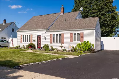 43 Club Ln, Levittown, NY 11756