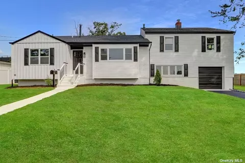415 Spangle Dr, North Babylon, NY 11703