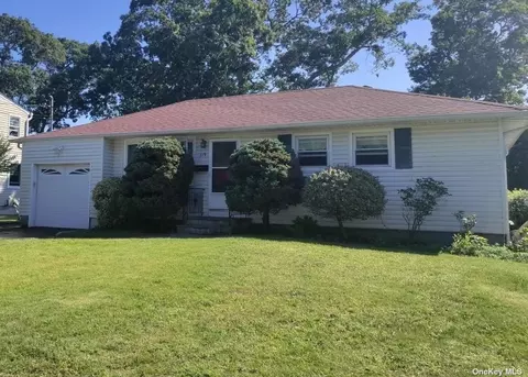 119 Michael Rd, Oakdale, NY 11769