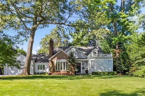 25 Thornwood Ln, East Hills, NY 11577