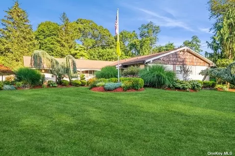 22 Hardwick Dr, South Huntington, NY 11746