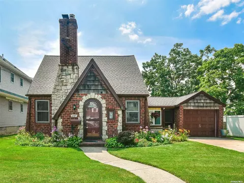 237 Andrews Rd, Mineola, NY 11501