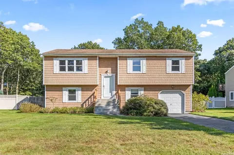 66 Sampson Ave, Islandia, NY 11749