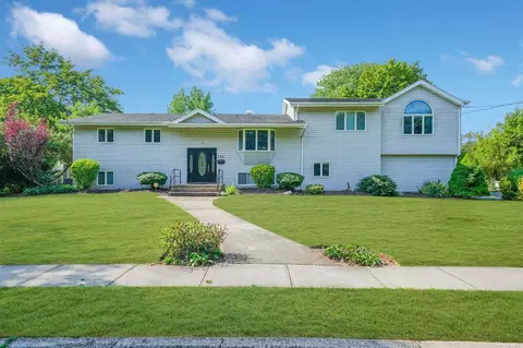 172 Colonial Springs Rd, Wheatley Heights, NY 11798