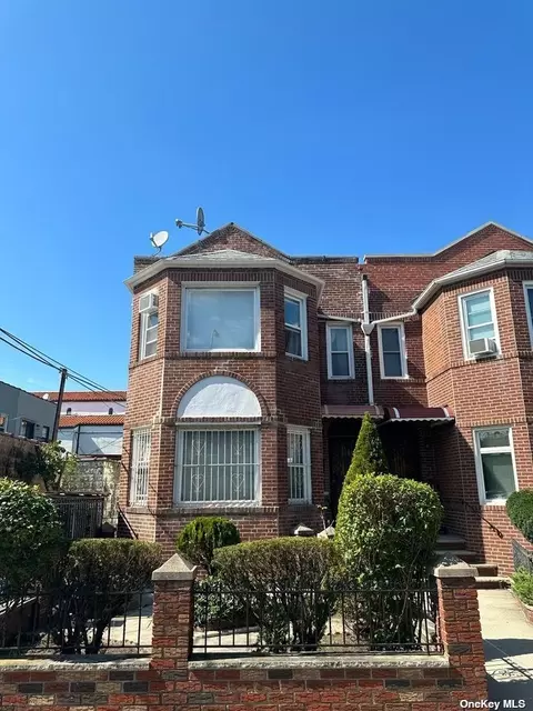 22-72 37th St, Astoria, NY 11105