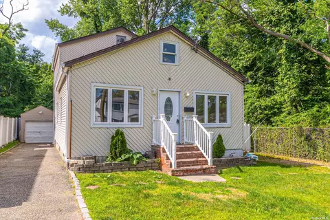 6 Garden, Lindenhurst, NY 11757