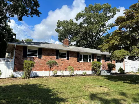 55 Benburb St, Amityville, NY 11701