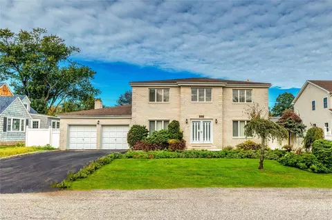 17 Girard Ave, Bay Shore, NY 11706