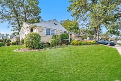 32 Maple Ave, Farmingdale, NY 11735
