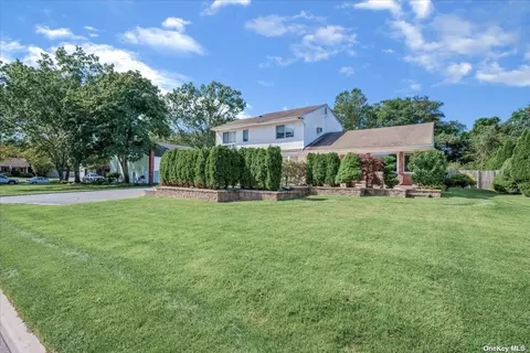 4 Bezel Ln, Smithtown, NY 11787