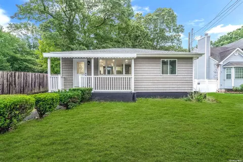 124 Maple Ln, Medford, NY 11763