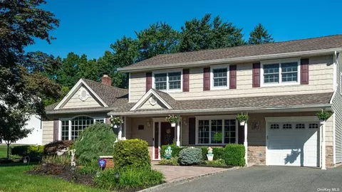 25 Delmar Ln, Commack, NY 11725