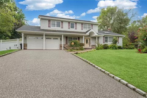 20 Delmar Ln, Commack, NY 11725