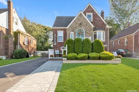 90 Wood St, Lynbrook, NY 11563