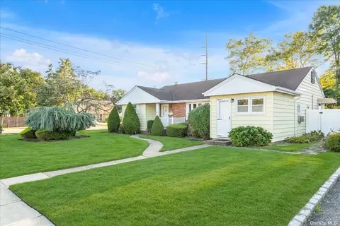 1 Magnolia Ln, Syosset, NY 11791