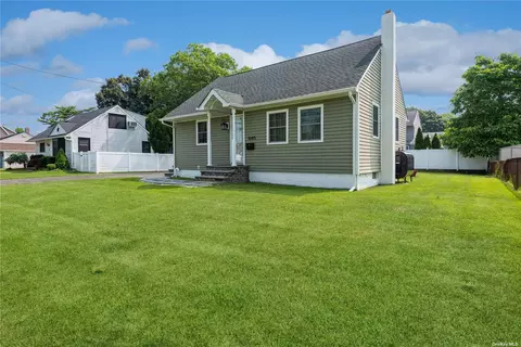 1085 Manor Ln, Bay Shore, NY 11706