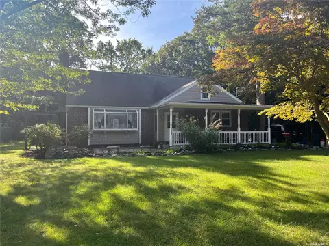 1522 Walnut Ave, Bohemia, NY 11716